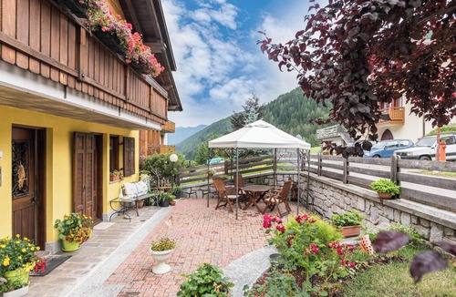 Ossana Apartment | Apartment “Albachiara 2” with Mountain Views, Private Sauna & WiFi