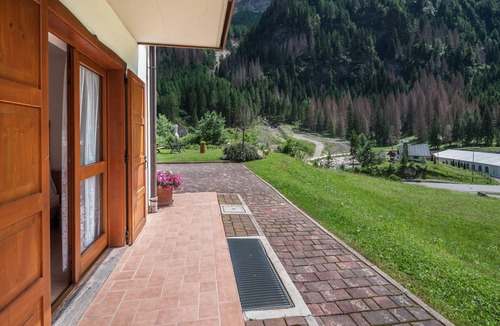 Rocca Pietore Apartment | Apartment 'Appartamento Bilocale 2' with Mountain View, Shared Garden and Wi-Fi