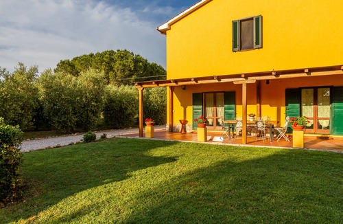 Orbetello Apartment | Apartment "Casa Dante" with hills and Monte Argentario view, 2 Private Terraces & Wi-Fi
