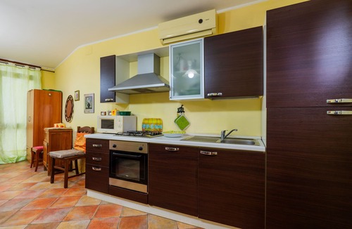 Galatone Apartment | Apartment 'Casa dei Delfini' with Garden & A/C