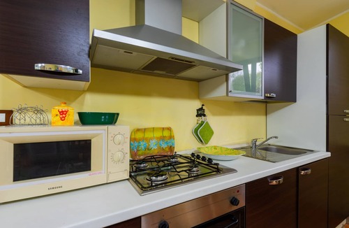 Galatone Apartment | Apartment 'Casa dei Delfini' with Garden & A/C