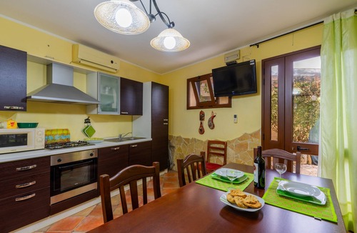 Galatone Apartment | Apartment 'Casa dei Delfini' with Garden & A/C