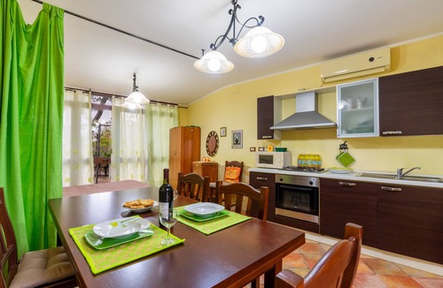 Galatone Apartment | Apartment 'Casa dei Delfini' with Garden & A/C