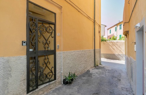 Piombino Apartment | Apartment Casa del Pescatore with Sea View, Air Conditioning and Wi-Fi
