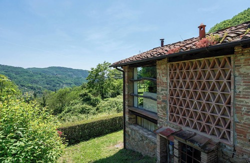Pietrabuona Apartment | Apartment 'Casa Di Vetro' with Mountain View, Wi-Fi and Air Conditioning