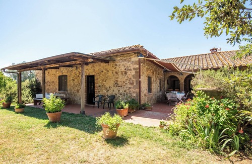 Radicondoli Apartment | Apartment 'Casa In Antico Casolare' with Mountain View, Shared Pool and Wi-Fi