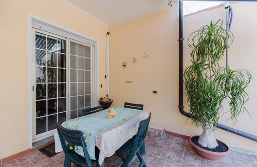 Oristano House | Apartment 'Casa Sophie' with Private Garden, Wi-Fi and Air Conditioning