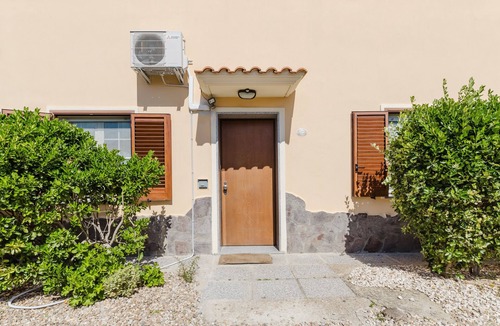Oristano House | Apartment 'Casa Sophie' with Private Garden, Wi-Fi and Air Conditioning