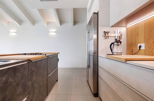 Drena Apartment | Apartment 'Castle View' with Mountain View, Balcony and Wi-Fi