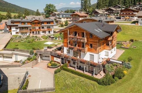 Sesto Apartment | Apartment 'Chalet Rudana for 4 People' with Mountain View, Shared Garden and Wi-Fi