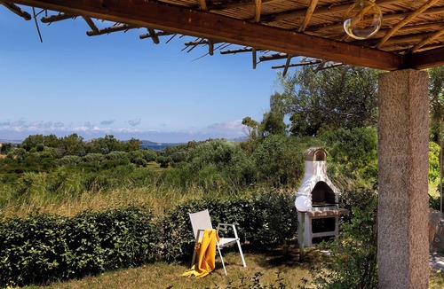 La Conia Apartment | Apartment close to the Beach with Sea View, Terrace & Garden
