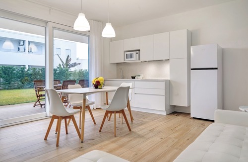 Lido di Jesolo Apartment | Apartment 'Deluxe 6' with Shared Garden, Wi-Fi and Air Conditioning
