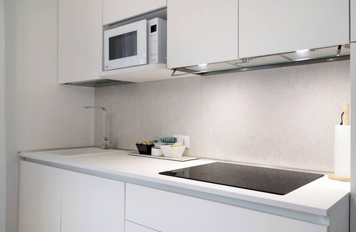 Lido di Jesolo Apartment | Apartment 'Deluxe 6' with Shared Garden, Wi-Fi and Air Conditioning