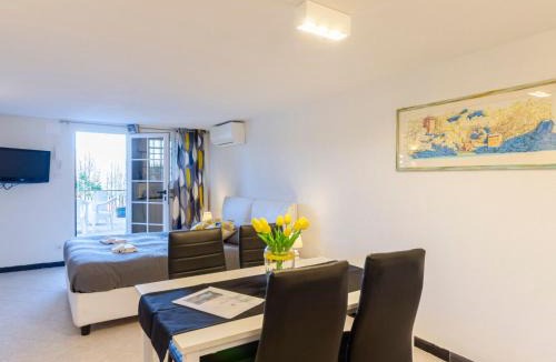 San Massimo Apartment | Apartment Einzimmerwohnung mit Terrasse und Blick auf den Berg by Interhome
