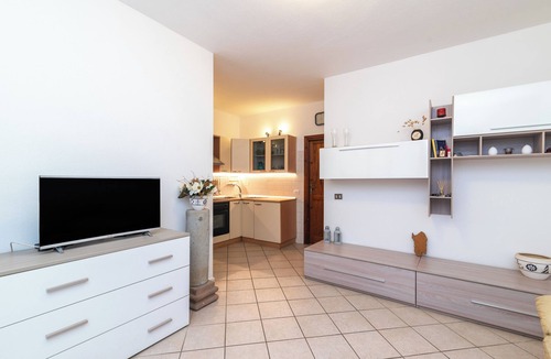 San Teodoro City Centre Apartment | Apartment 'Elegante Appartamento Centro' with Private Terrace and Private Garden