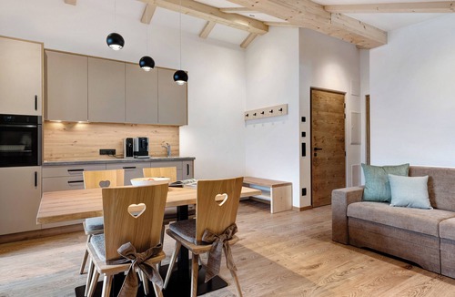 Daunei Apartment | Apartment 'Fën' with Mountain View, Shared Garden and Wi-Fi