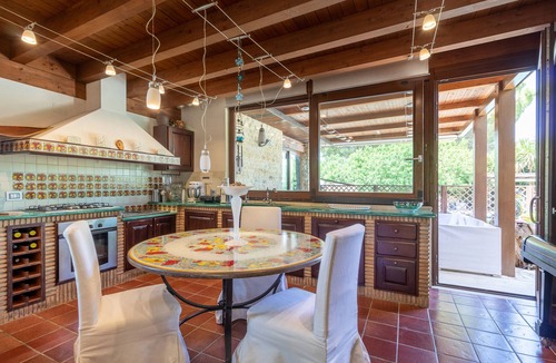 Caltagirone House | Apartment 'Giusa' with Shared Pool, Wi-Fi and Air Conditioning
