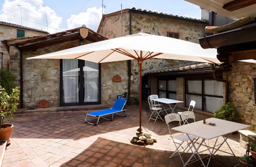 Vescovado Apartment | Apartment 'Glicine - Antiche Dimore' with Shared Pool, Wi-Fi and Air Conditioning
