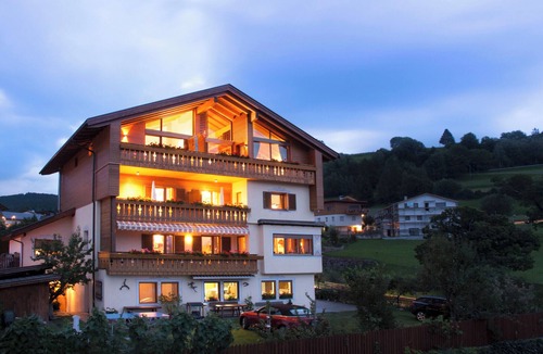 Albions Apartment | Apartment "Haus Sonnegg - Panorama Suite" with Mountain View, Wi-Fi, Terrace & Garden