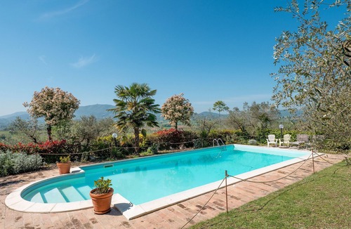 Pietrauta Apartment | Apartment 'Il Grappolo E La Rosa Centifolia' with Shared Garden and Wi-Fi
