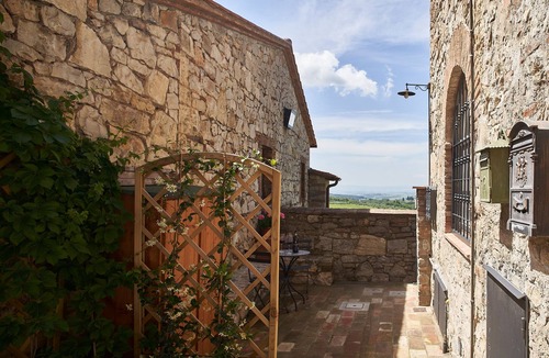 Villa A Sesta House | Apartment in renovated farmhouse in typical Chianti Tuscan village