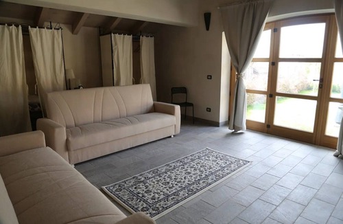 Viarigi Apartment | Apartment 'La Corte Dei Grappoli' with Shared Pool, Wi-Fi and Air Conditioning