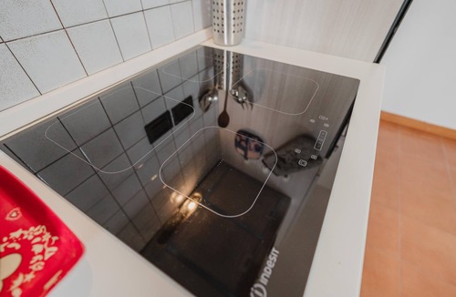 Rivoli Veronese Apartment | Apartment 'La Fenice' with Mountain View, Wi-Fi and Air Conditioning