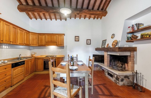 Serre di Rapolano Apartment | Apartment 'La Spiga' with Shared Pool, Shared Terrace and Wi-Fi
