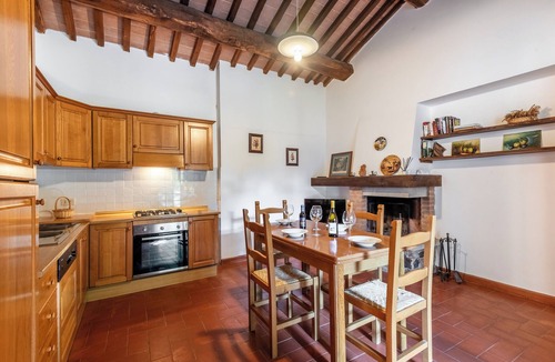 Serre di Rapolano Apartment | Apartment 'La Spiga' with Shared Pool, Shared Terrace and Wi-Fi
