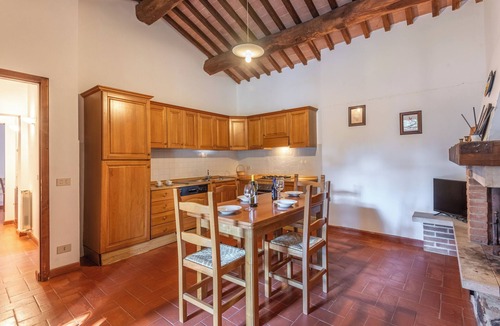 Serre di Rapolano Apartment | Apartment 'La Spiga' with Shared Pool, Shared Terrace and Wi-Fi