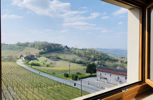 Cassinasco Apartment | Apartment 'La Terrazza' with Mountain View, Wi-Fi and Air Conditioning