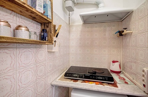 Cavi Apartment | Apartment 'Lulu' with Private Terrace, Wi-Fi and Air Conditioning