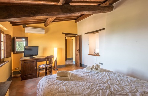 Montefollonico Apartment | Apartment "Montefollonico La Terrazza" with terrace & WiFi in Cortona