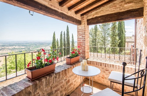 Montefollonico Apartment | Apartment "Montefollonico La Terrazza" with terrace & WiFi in Cortona