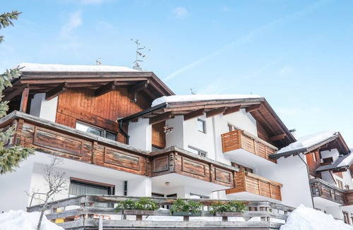 Colfosco Apartment | Apartment near the ski slopes with Wi-Fi, garden and terrace