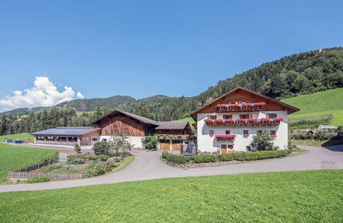 Funes Apartment | Apartment "Oberglarzhof Zirbel" with Mountain View, Garden & Wi-Fi