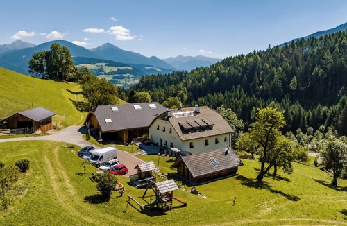 Casola Apartment | Apartment "Perfila Falkenauge" with Mountain View, Shared Garden & Wi-Fi