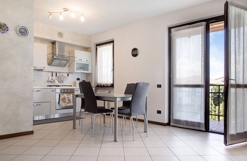 Cocquio-Trevisago Apartment | Apartment "Residenza Contrada" with Balcony & Wi-Fi