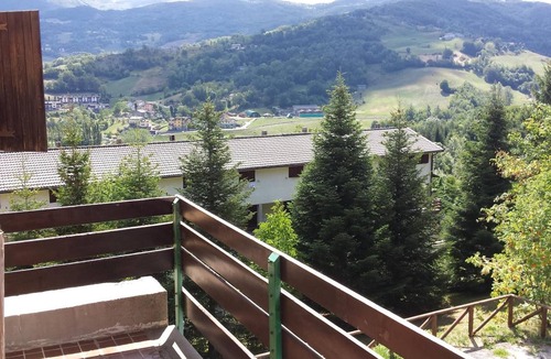 Fiumalbo Apartment | Apartment 'Santerini' with Mountain View, Shared Garden and Wi-Fi