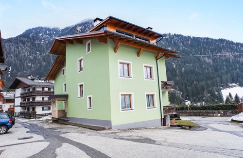 Pera Apartment | Apartment Sas Lonch with Mountain View, Wi-Fi & Garden