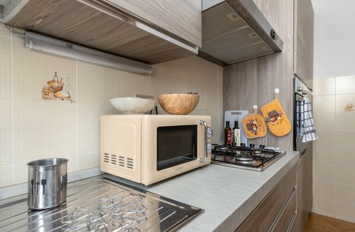 San Gimignano Apartment | Apartment 'Sasso 3' with Private Terrace, Wi-Fi and Air Conditioning