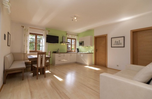 Caldaro Sulla Strada del Vino House | Apartment "Stompferhof Family" in Caldaro with Shared Pool & Garden