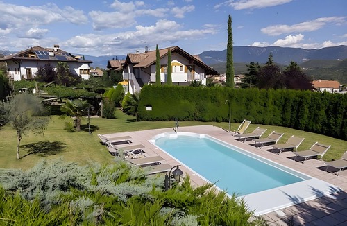 Caldaro Sulla Strada del Vino House | Apartment "Stompferhof Family" in Caldaro with Shared Pool & Garden