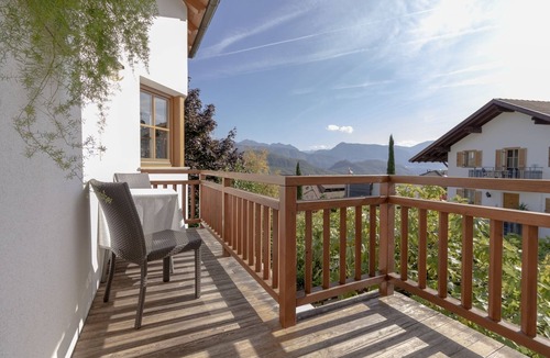 Caldaro Sulla Strada del Vino House | Apartment "Stompferhof Family" in Caldaro with Shared Pool & Garden