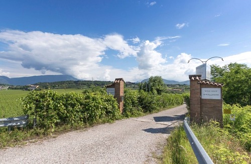 Cavaion Veronese Apartment | Apartment 'Tenuta Naiano Leonardo' with Shared Garden, Wi-Fi and Air Conditioning