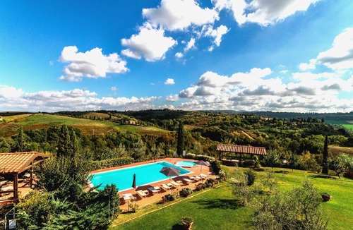 Sughera Apartment | Apartment with A/C, WIFI, pool, TV, veranda, pets allowed, panoramic view, close to San Gimignano