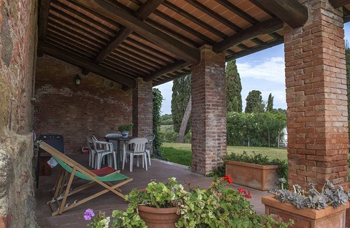 Torrita di Siena Apartment | Apartment with a beautiful covered terrace in front of the pool