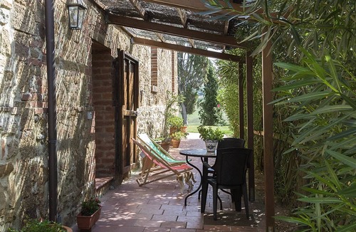 Torrita di Siena Apartment | Apartment with a beautiful terrace covered with plants
