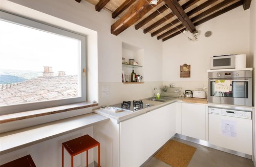 Spello Apartment | APARTMENT WITH LARGE ROOFTOP TERRACE, A/C, lift, free parking. Sleeps up 4