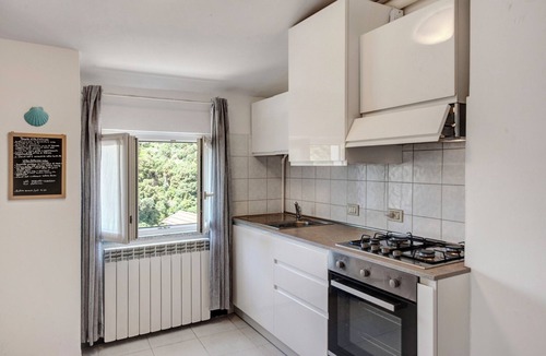Celle Ligure Apartment | Apartment 'Zafferano Suites - Basilico' with Shared Garden and Wi-Fi